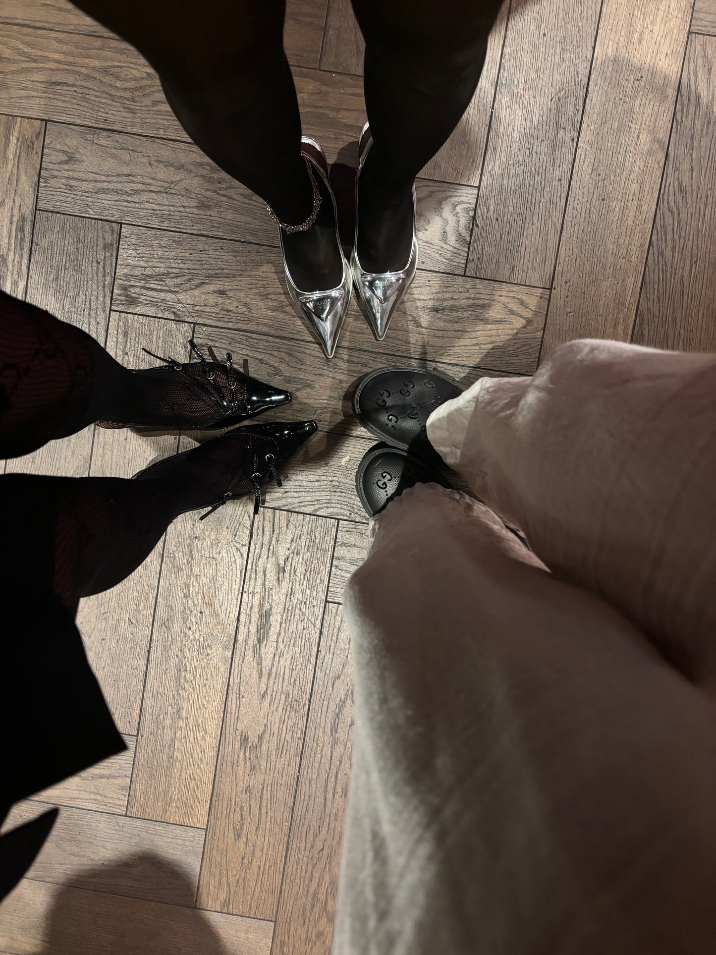 Escarpins à bride arrière en cuir verni noir (taille 39)