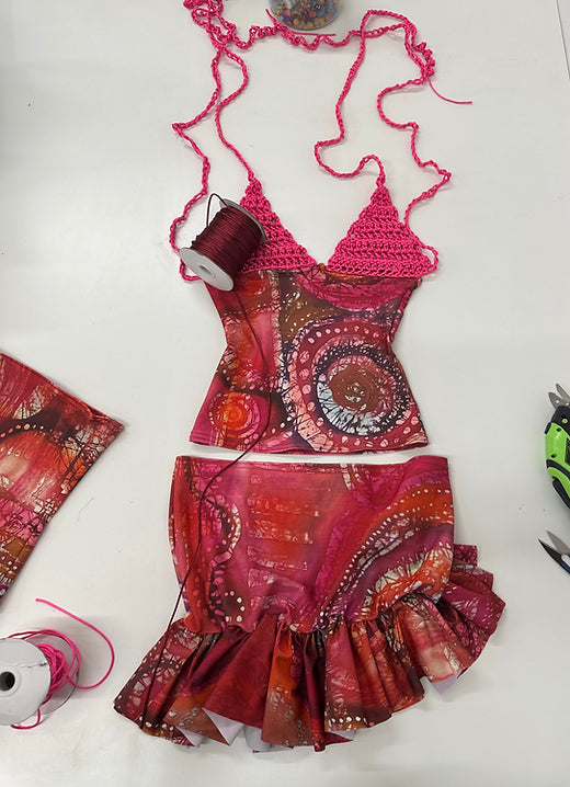 Mini-jupe asymétrique rose en batik celtique (S)