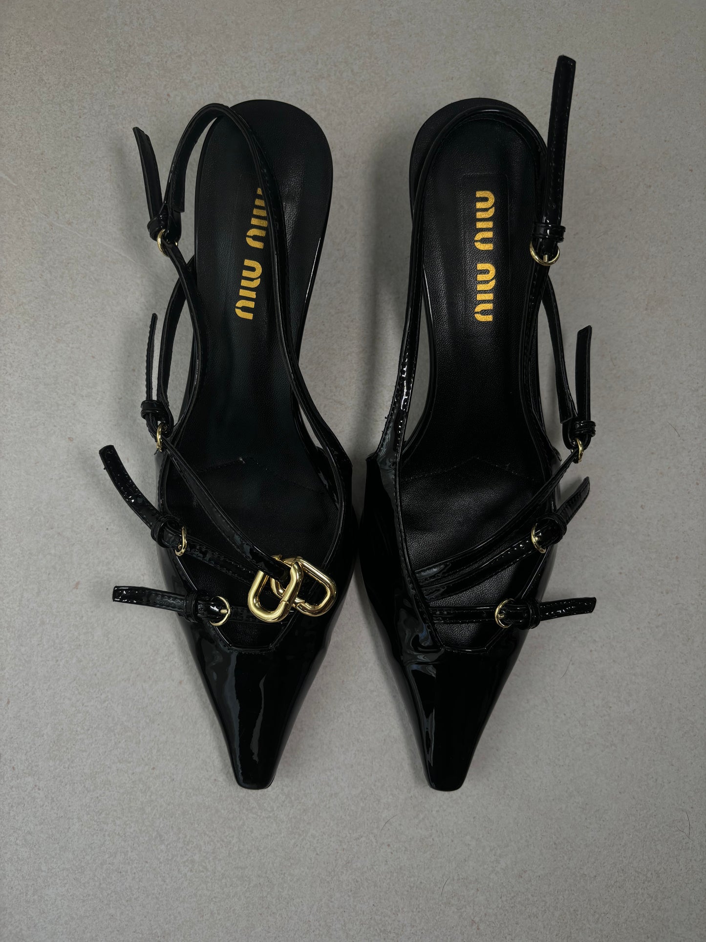 Escarpins à bride arrière en cuir verni noir (taille 39)