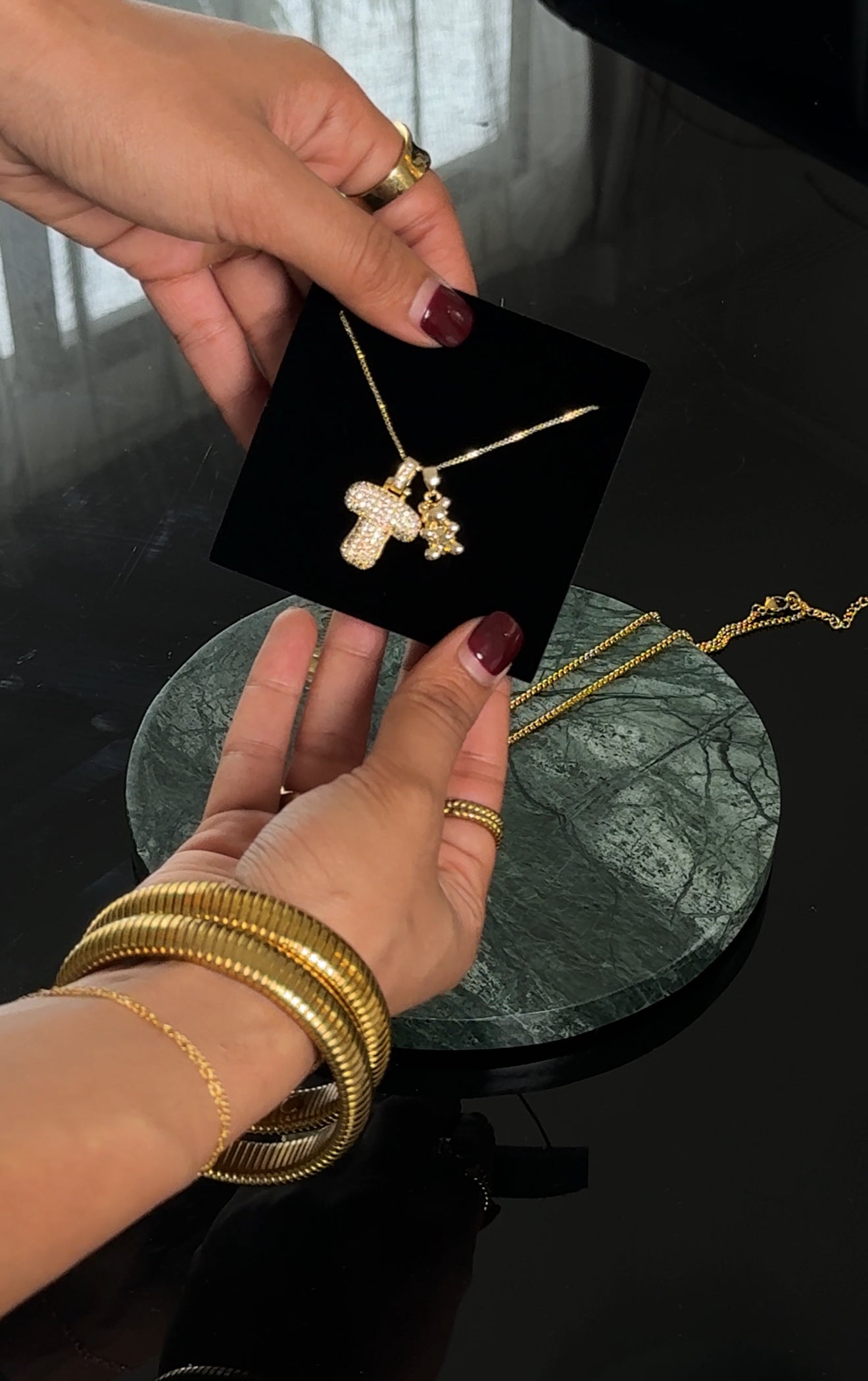 バブルイニシャルネックレス(カスタマイズ可能)- ゴールド