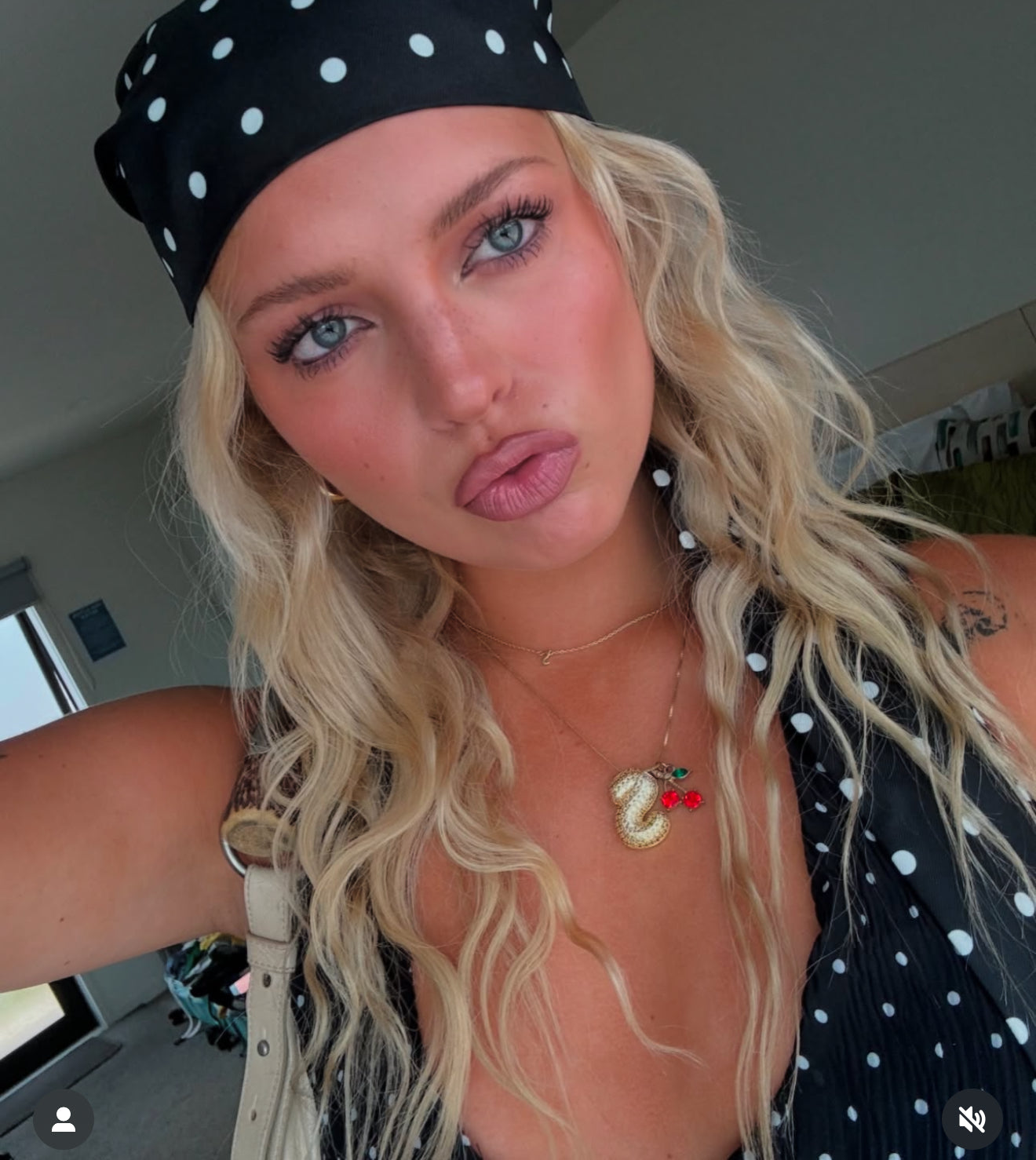 アイスパフ イニシャルネックレス - ゴールド