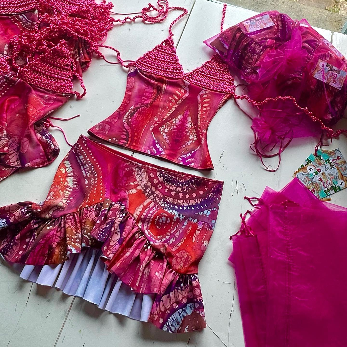 Mini-jupe asymétrique rose en batik celtique (S)