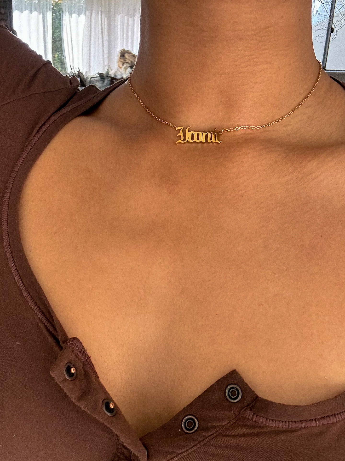 Collier ras du cou emblématique
