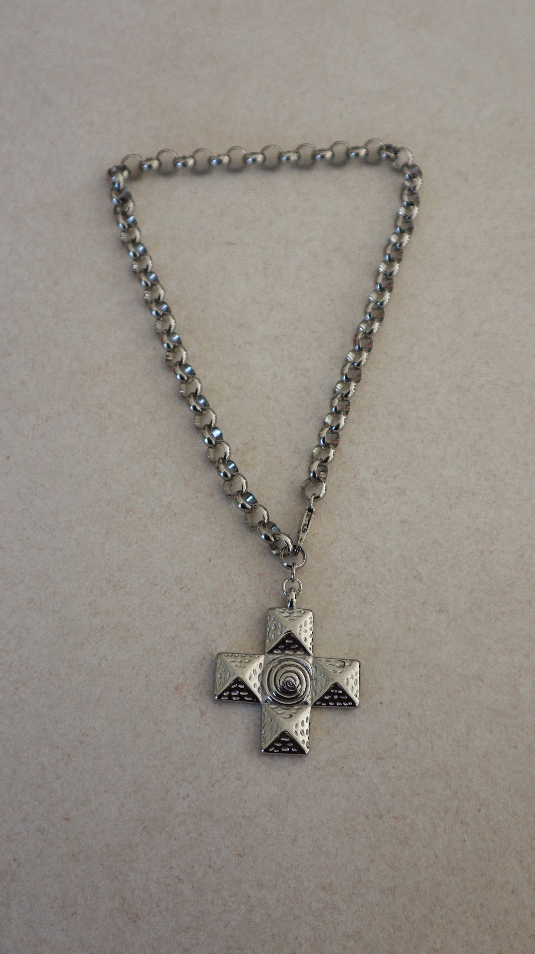 Chaîne épaisse en forme de croix tourbillonnante - Argent