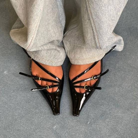 Escarpins à bride arrière en cuir verni noir (taille 39)