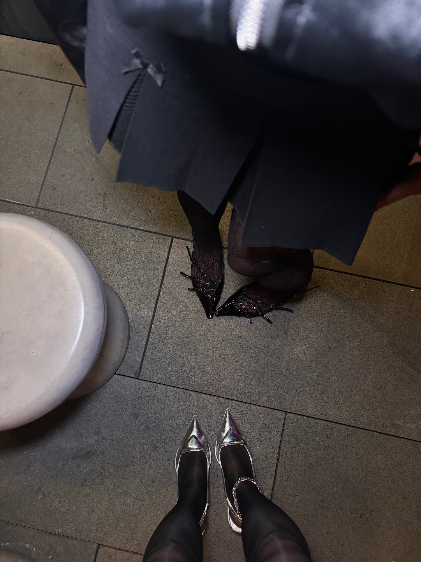 Escarpins à bride arrière en cuir verni noir (taille 39)